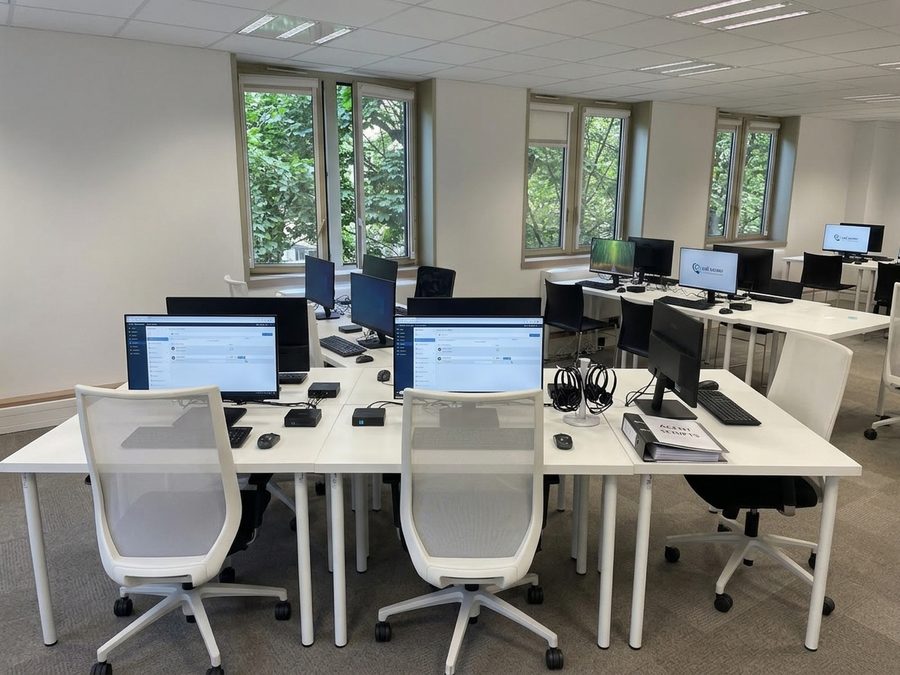 Plateau de call center équipé, postes alignés prêts à la mise en service.